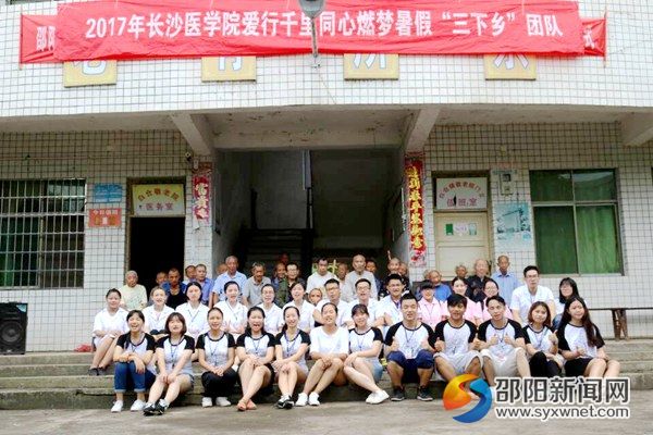 全体志愿者与老人们合影留念