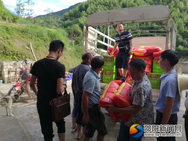 分水村在外务工及经商人员听闻家乡遭受洪灾,捐资3万多元,派出代表返回家乡购买大米、油等物资,与村干部一同送到受灾的父老乡亲手中。