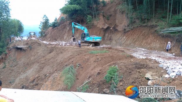 分水10组组长江源青开动自家挖机、铲车在抢修道路,疏通塌方物