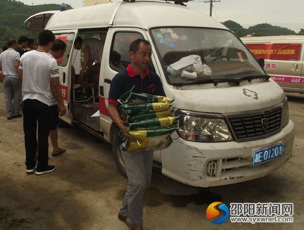 真美妇产医院长给灾民送大米