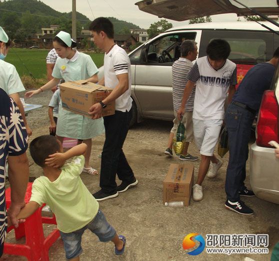真美妇产医院给灾民赠送药品