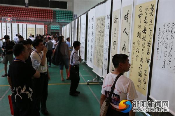 风格迥异的书法作品让参观者流连忘返