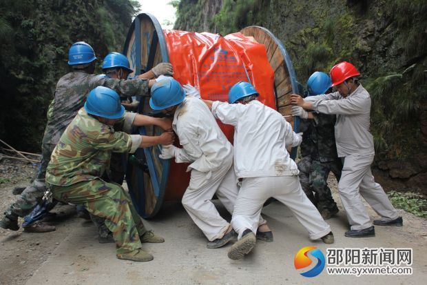 施工人员搬运电缆