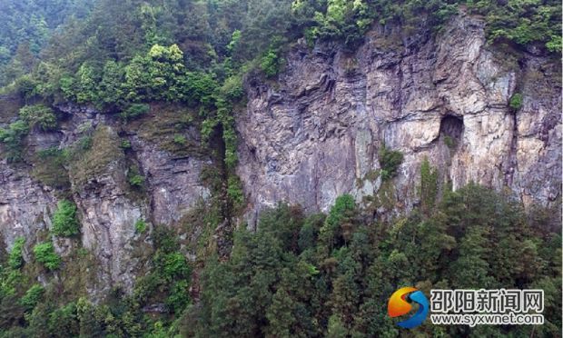 图为峡谷层岩叠嶂