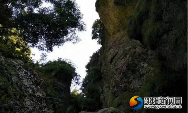 图为峡谷洞天