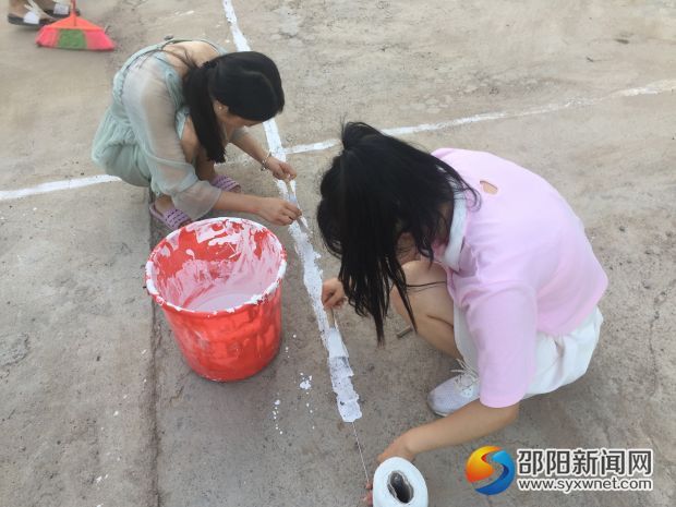 老师们用石灰水刷跑道