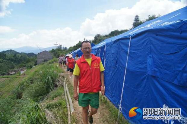 志愿者看来灾情走起了眉头