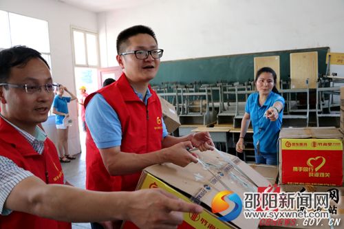 搬运爱心物资。