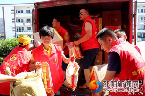 城步爱心义工协会&ldquo;宁炬爱&rdquo;们在烈日下卸载爱心物资。