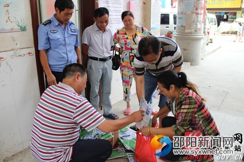 县农技员为受灾群众发放救灾种子并指导如何种植