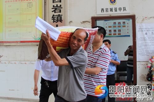 受灾群众领到救灾种子喜笑颜开.