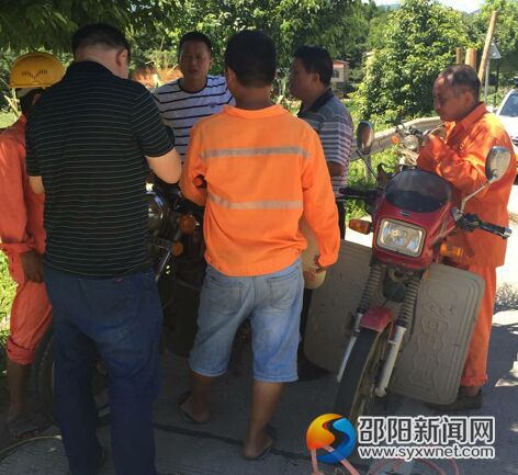 新宁县公路局为一线养路工酷暑送清凉
