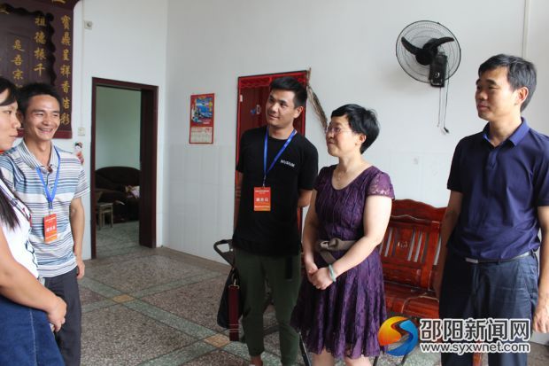 李巧云(右2)在邓元泰镇渡头桥村村与生育状况调查员一起走访调查对象