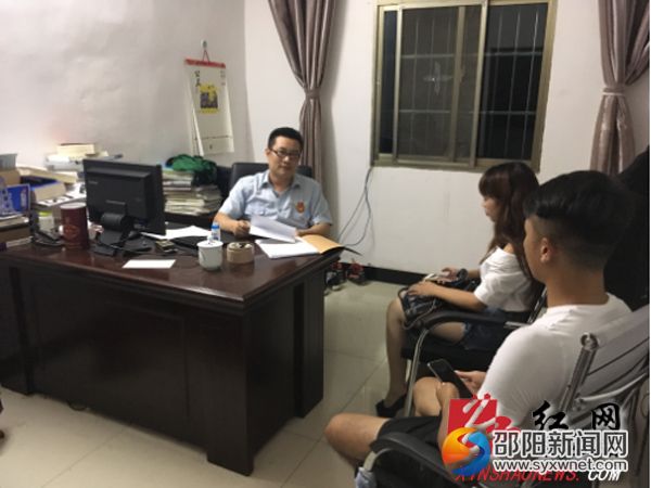 图为寸石法庭何进军庭长在做当事人的调解工作