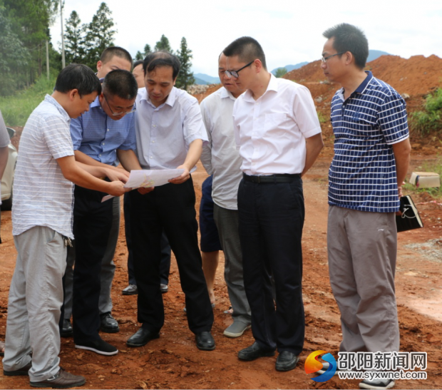 图为杨博理现场调度白云大道工程建设项目