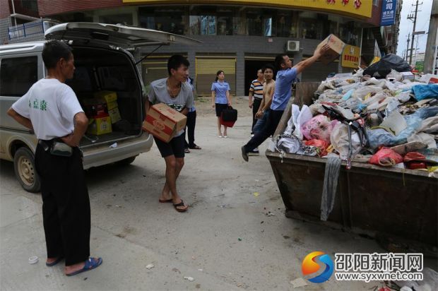 清点受洪水污染食品