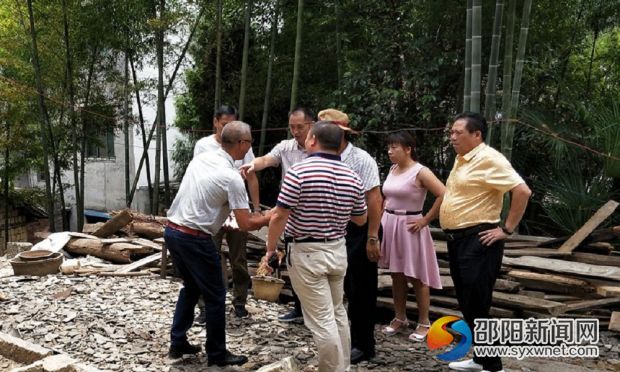 高温查看灾毁现场1000