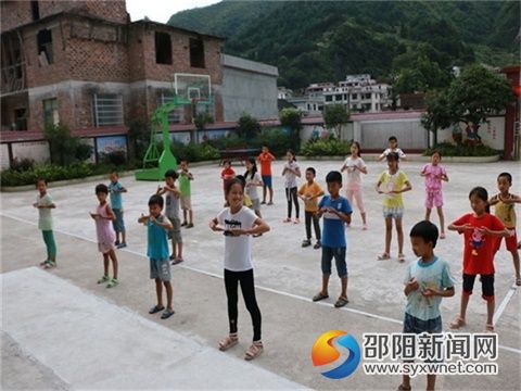 小孩子在学习跆拳道