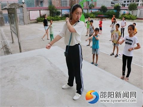 孩子们认真学习跆拳道