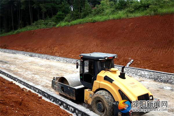 1隆武公路资江村紫河段,压路机正在压实路基