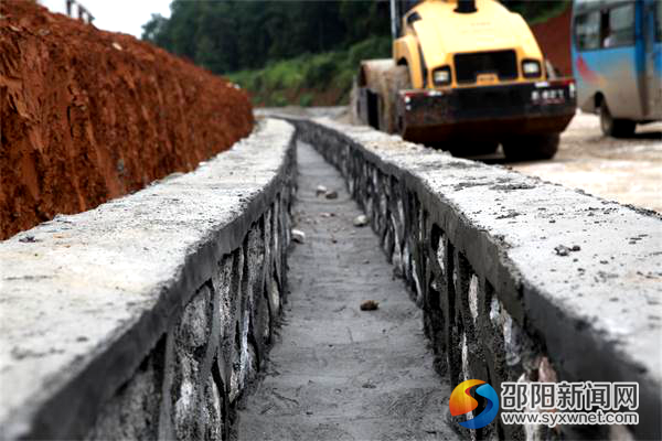 2隆武公路资江村紫河段,公路旁边的排水渠已经砌好
