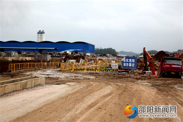 怀邵衡铁路隆回站工地,工人正在紧张地施工