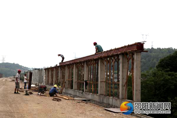 4怀邵衡铁路,工人正在施工