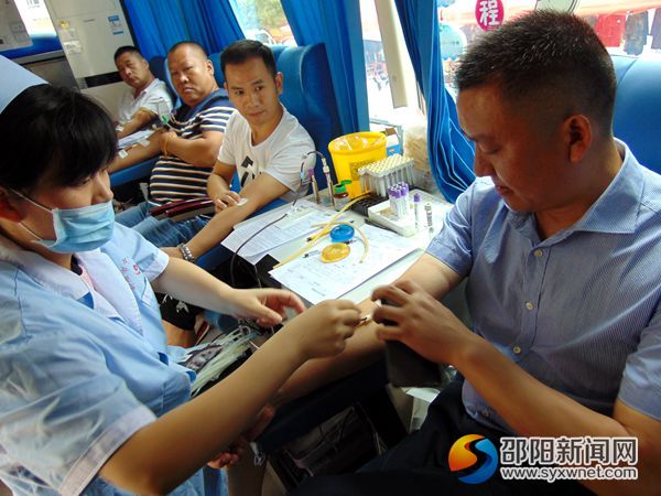 镇党委书记李水平（右一）在献血