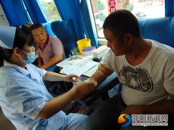 持续献血14年的新任村支书吴文刚