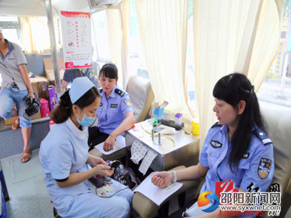 新邵法院法警大队的女法警们在排队献血