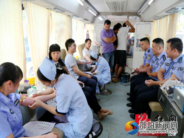 新邵法院的法警队员们在依次排队献血