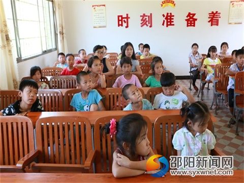孩子们认真听讲