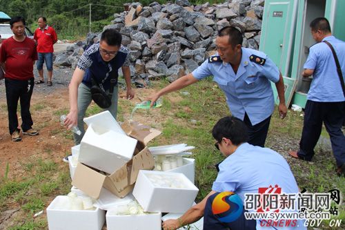 2工作人员正在销毁非法生产经营手工酸奶