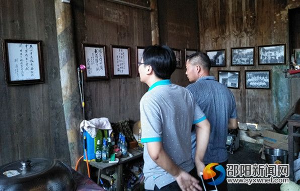 图为肖飞球局长(右一)与旅游600计工作人员李添添()在周方故居_副本