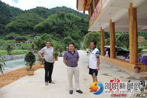2王炉军察看云水边漂流受灾情况