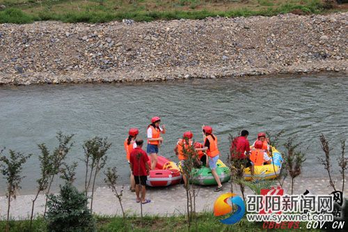 前来云水边漂流的游客