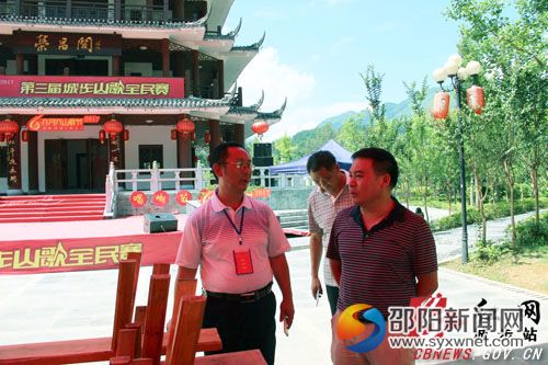 1 县委常委、统战部长王炉军在查看比赛场地布置