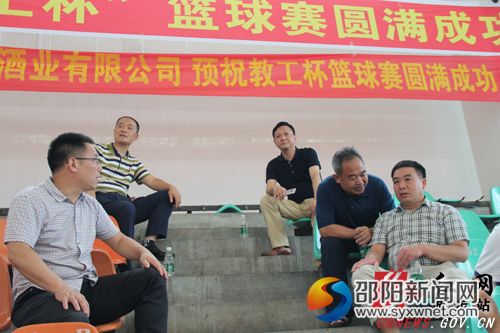 1县领导观看“两节”演职人员排练