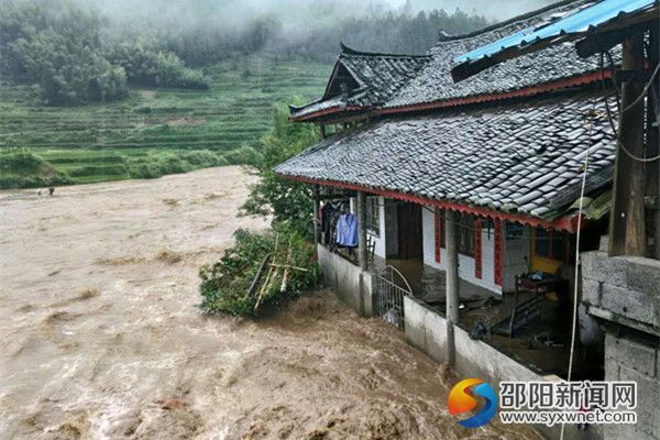 7月1日,马贵清浸泡在洪水中的房屋。