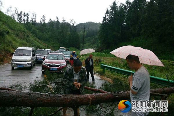 7月1日，马贵清[中]冒雨进行道路抢险。