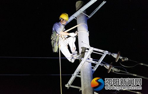 在手电筒的照射下施工