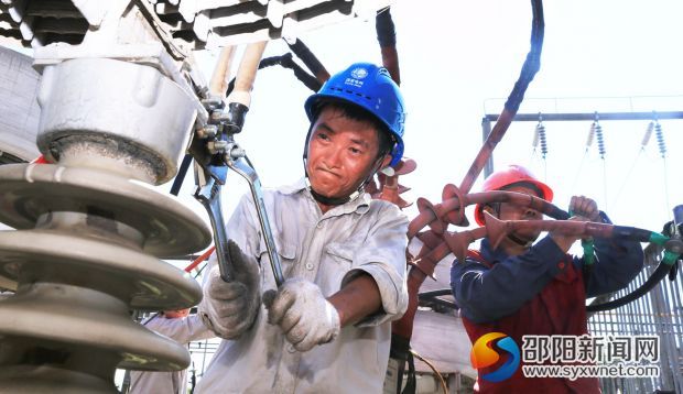 高温下，电力员工在进行设备抢修作业