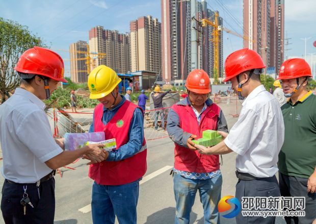 国网邵阳供电公司工会慰问高温下作业的一线员工
