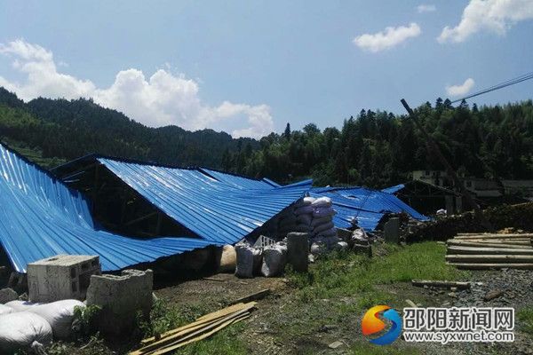受恶劣天气影响,木材加工厂倒塌。