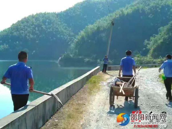 驻村辅警借来清理工具。