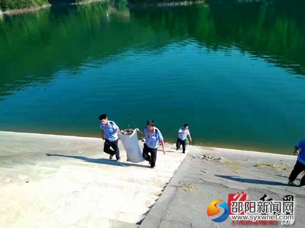 垃圾清理现场。