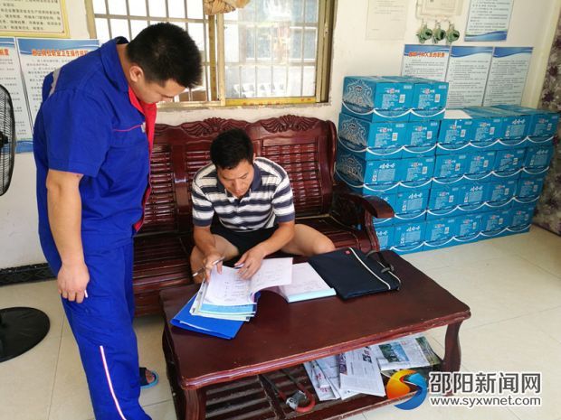 工作人员查阅资料