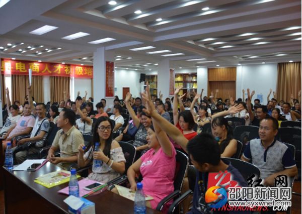 在培训中,各位学员兴趣高涨,踊跃举手提问