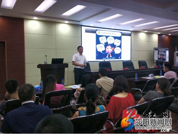 市电商培训中心主任邓朝辉为学员作了中国电子商务发展政策分析和精彩个人分享