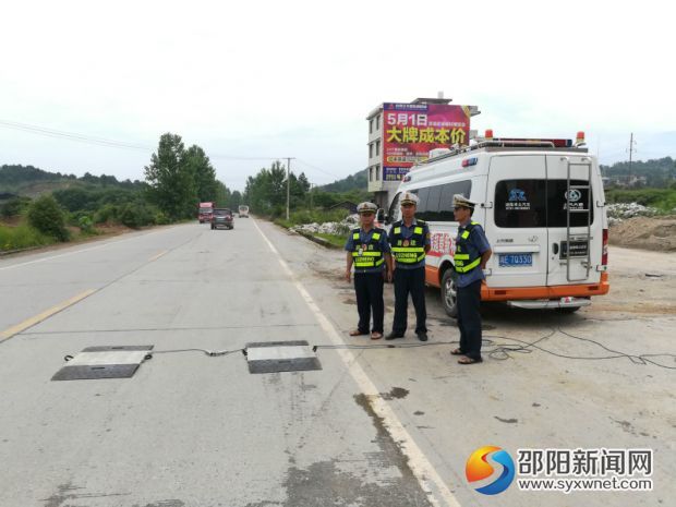 在S220线邓元泰路段流动执法场景